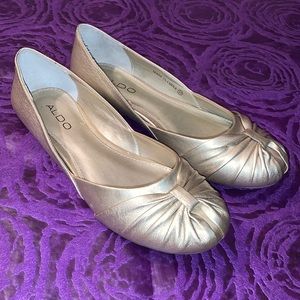 Aldo “Kentleigh-82” gold flats, size 37, GUC